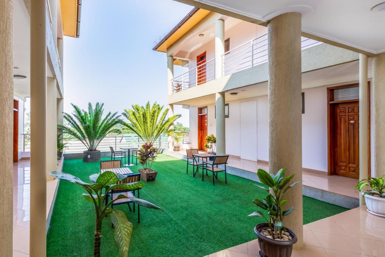 Entebbe Traveller'S Hotel Exterior photo