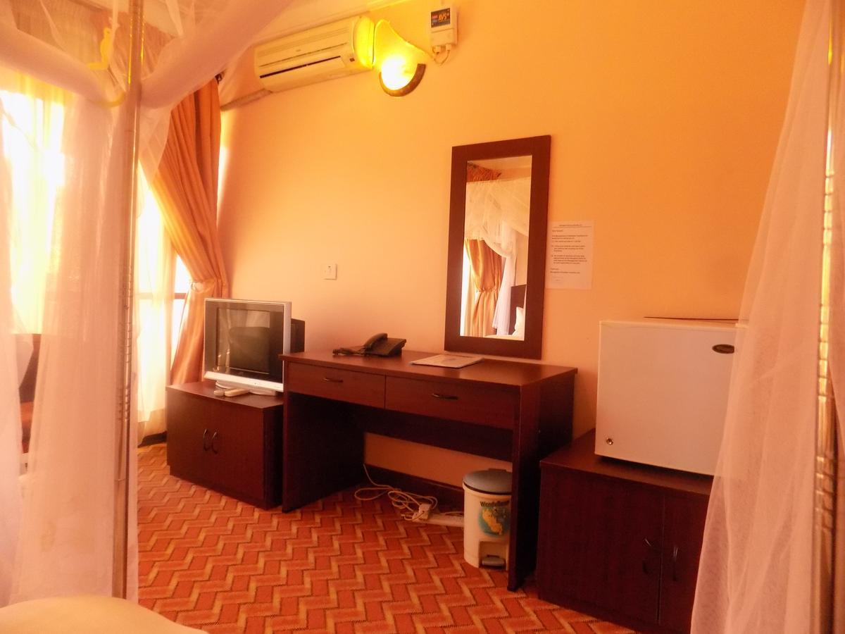 Entebbe Traveller'S Hotel Exterior photo