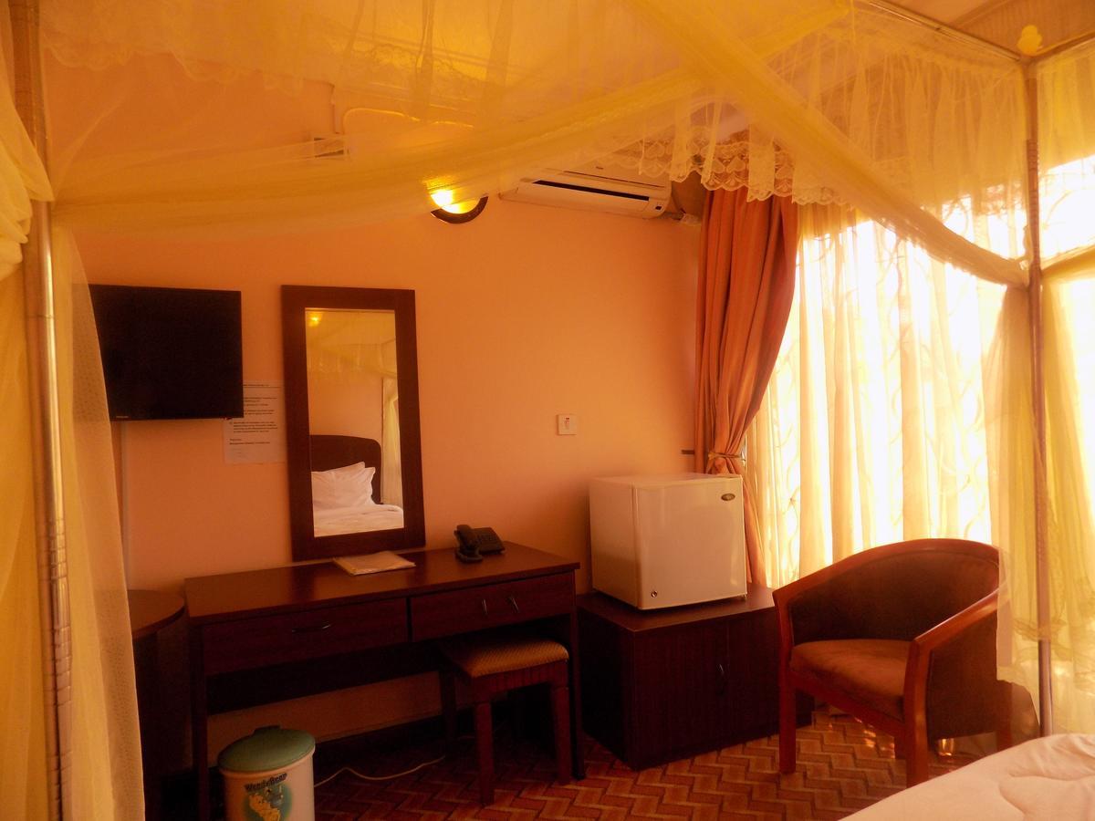 Entebbe Traveller'S Hotel Exterior photo