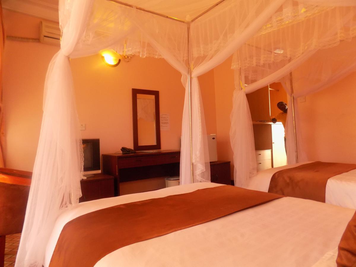 Entebbe Traveller'S Hotel Exterior photo