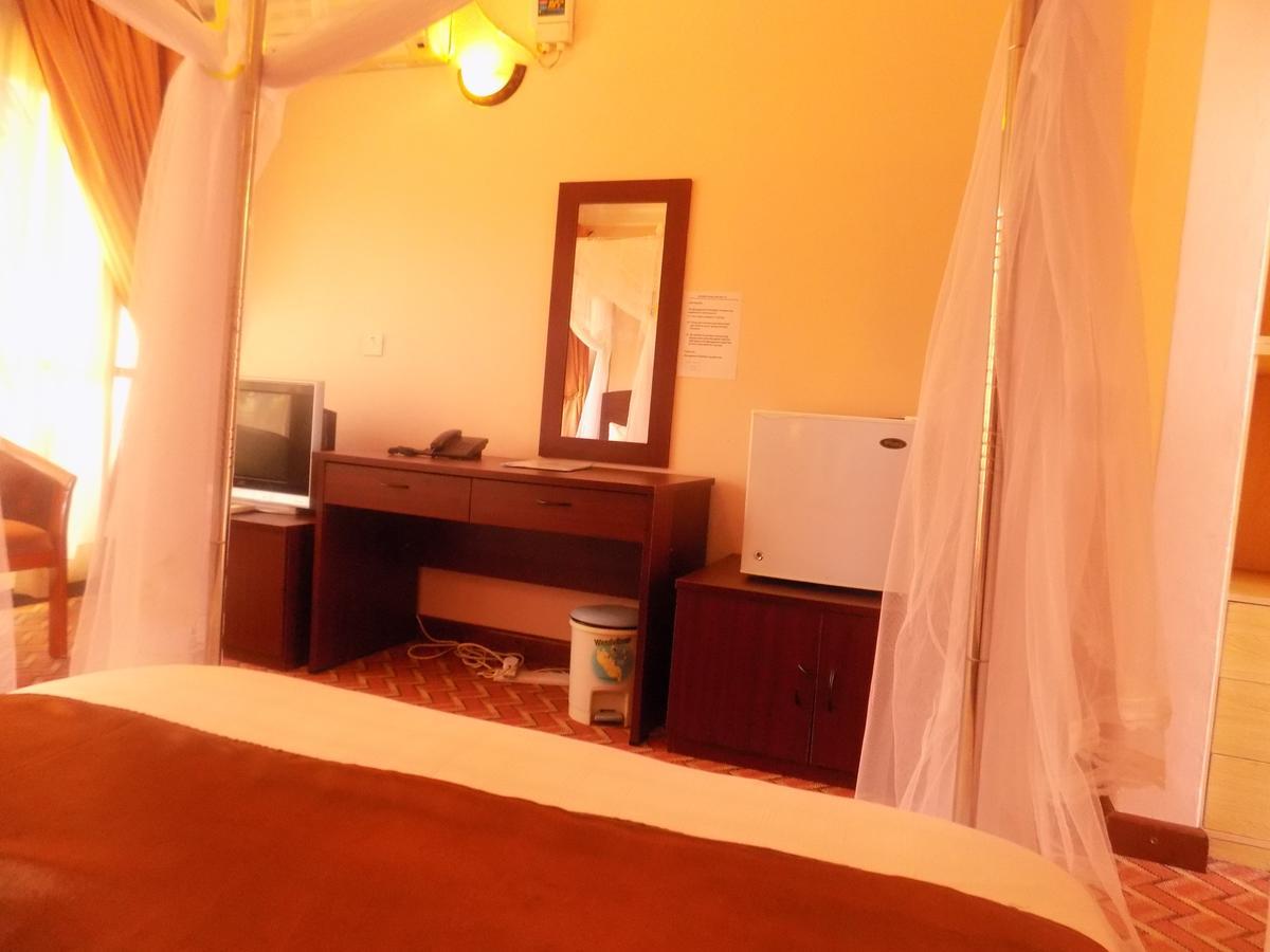 Entebbe Traveller'S Hotel Exterior photo