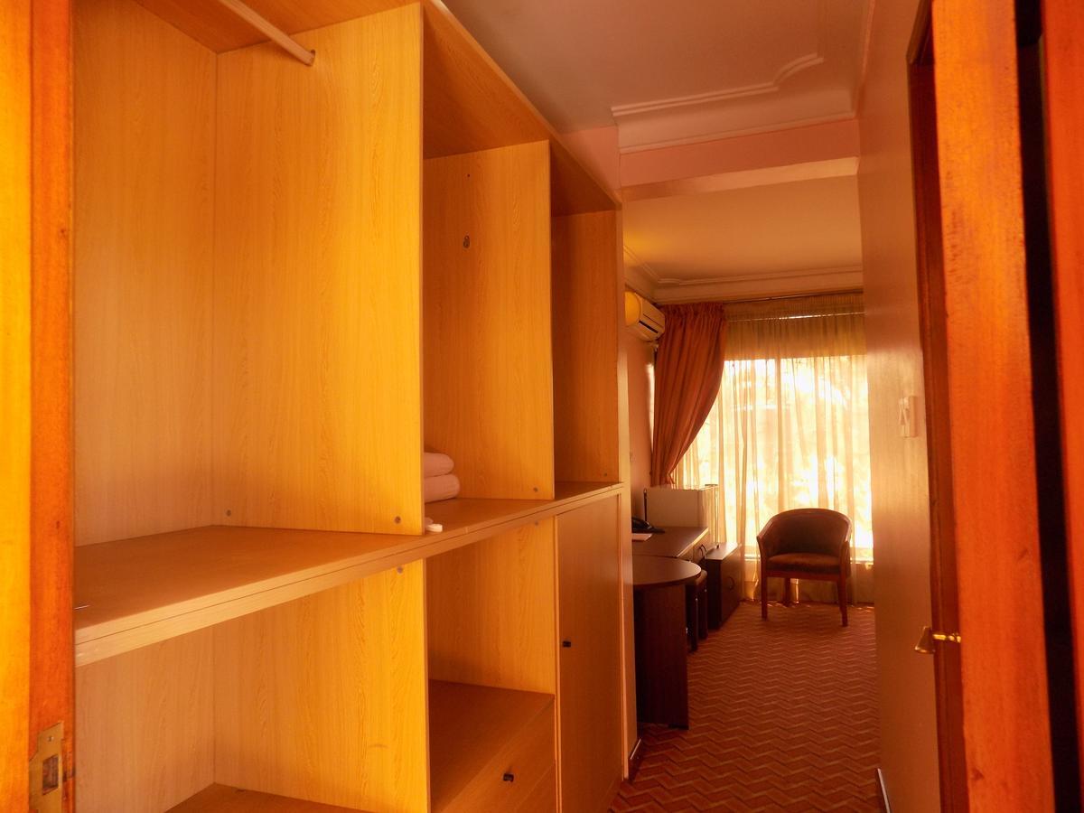 Entebbe Traveller'S Hotel Exterior photo